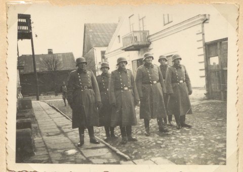 Oddział żandarmerii; od lewej Kanuf, Shmidt, Delius, Lidl, drugi rząd; od lewej Pauli, nieznany funkcjonariusz.jpg.jpg